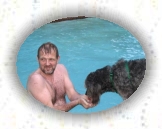 Visit PapaMama - 04 * Zuhause in Texas Papa geniet das Wasser im Pool und hat nun nicht nur Katzen sondern auch Hunde. Papa aime bien l'eau de la piscine et maintenant il ne deteste non seulement les chats mais aussi les chiens. * 480 x 360 * (23KB)